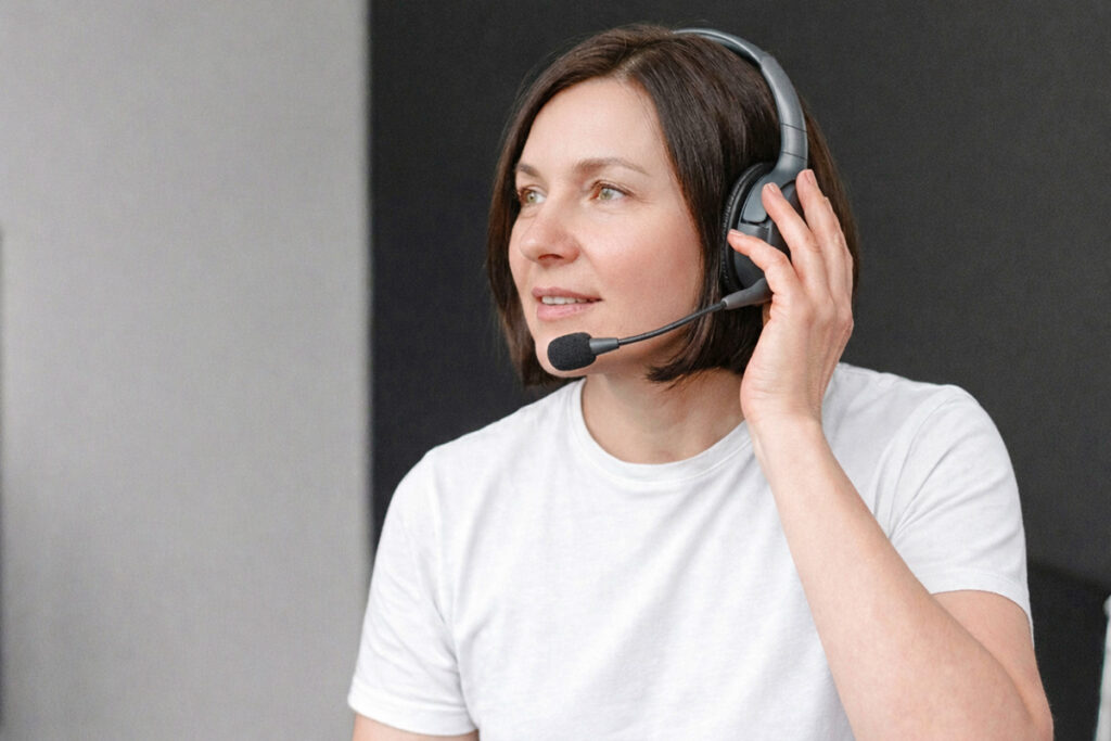 Service personel in white shirt on a call with a customer